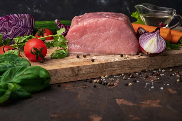Pişirme güveç için malzemeler: çiğ et, otlar, baharatlar, sebze ve tuz rustik kesme tahtası, kopya alanı üzerinde