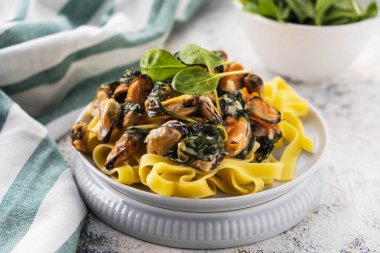 Kremalı sos, yakın çekim, midye ve ıspanak ile makarna