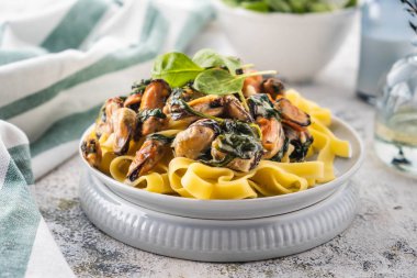 Kremalı sos, yakın çekim, midye ve ıspanak ile makarna