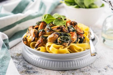 Kremalı sos, yakın çekim, midye ve ıspanak ile makarna