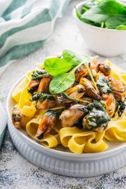 Kremalı sos, yakın çekim, midye ve ıspanak ile makarna