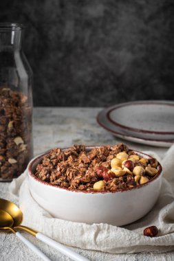 fındık ile bir tabakta sağlıklı kahvaltı granola, kopya alanı