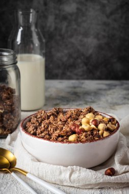 fındık ile bir tabakta sağlıklı kahvaltı granola, kopya alanı