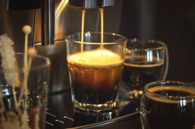 kahve makinesinde kahve ile cam kupalar, pişirme süreci, yakın çekim