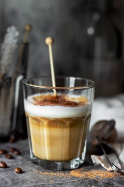 masada cam bir fincan cappuccino kahve