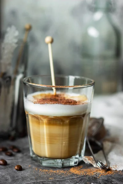 Masada Cam Bir Fincan Cappuccino Kahve — Stok fotoğraf
