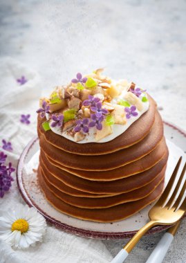 sos, muz, şekerlenmiş meyve ve çiçeklerle süslenmiş bir tabak ta krep yığını, Close-up, kopya alanı