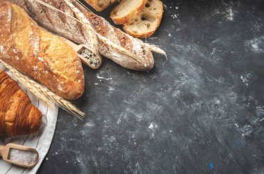 Taze ekmek çeşitleri. Natürmort yukarıdan yakalanan, afiş düzeni. Sağlıklı ev yapımı ekmek. Kopyalama alanı.