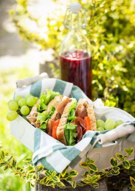 bir sepet, üzüm ve meyve suyu, açık piknik, yakın çekim jamon ve sebze sandviç