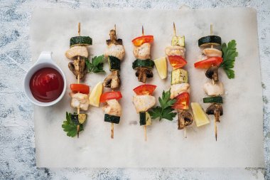 ızgara sebze ve tavuk şiş, üst görünüm, gri arka plan