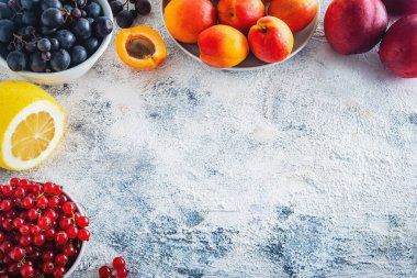 gri bir arka plan üzerinde düz yatıyordu çilek ve meyveler, malzemelerin bir çerçeve şeklinde kompozisyon, kopya alanı