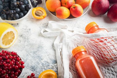 düz yatıyordu, çilek, meyve, şişe suyu ve gri bir arka plan üzerinde çanta örgü, malzemelerin bir çerçeve şeklinde kompozisyon, kopya alanı