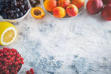 gri bir arka plan üzerinde düz yatıyordu çilek ve meyveler, malzemelerin bir çerçeve şeklinde kompozisyon, kopya alanı