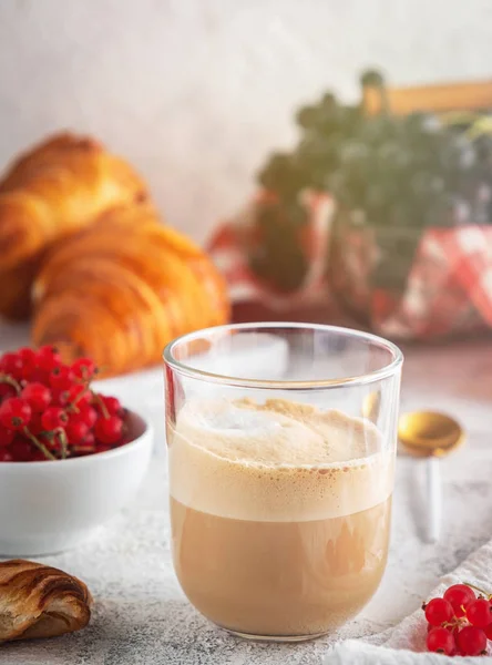Ontbijt Met Cappuccino Croissants Bessen Een Glas Koffie Close — Stockfoto