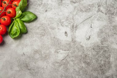 Pişirme malzemeleri, kiraz domates ve fesleğen yaprakları, bir yemek tarifi, kopya alanı için bir arka plan bir delikanlı. Üst görünüm.