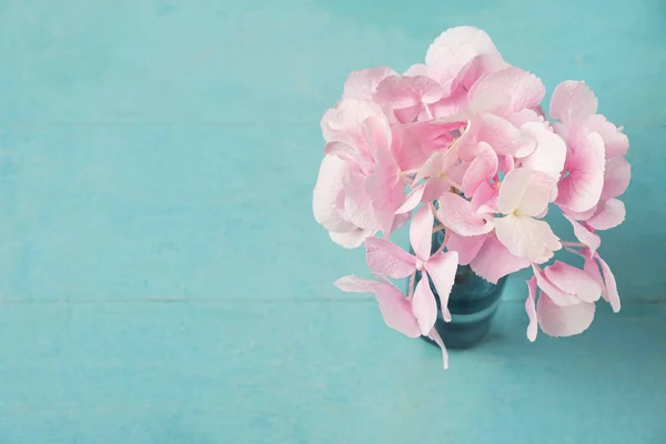 Mavi Ahşap Masa Üzerinde Bir Vazo Pembe Ortanca Çiçek Kopya — Stok fotoğraf