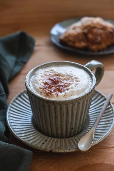 Bögre Cappuccinó Kávéval Croissant Fából Készült Ablakpárkányon Könnyű Ablakból Közeli — Stock Fotó