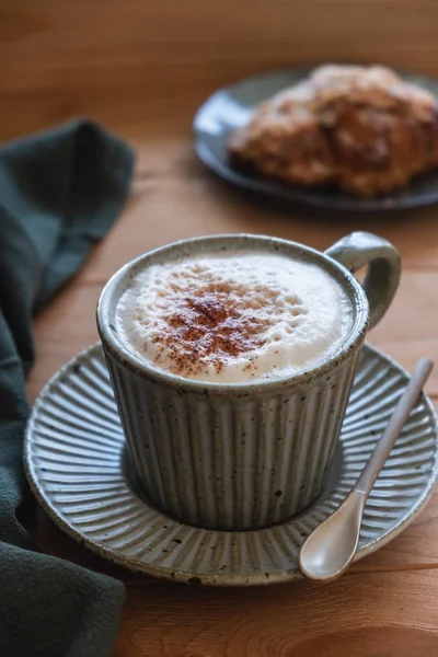 Kubek Talerz Kawą Cappuccino Rogalikiem Drewnianym Parapecie Światło Okna Zbliżenie — Zdjęcie stockowe