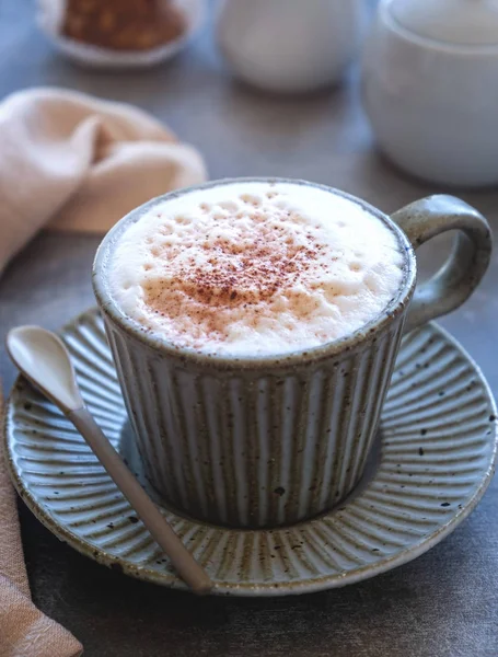 Cappuccino Koffiemok Schotel Melkkannetje Suikerpot Cake Een Grijze Achtergrond Close — Stockfoto