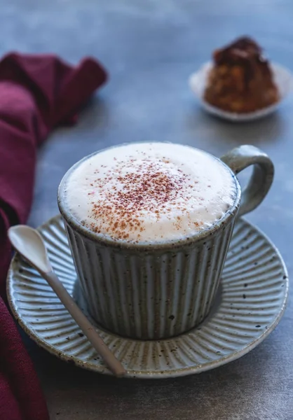 Cangkir Kopi Cappuccino Piring Susu Dan Kue Latar Belakang Abu — Stok Foto