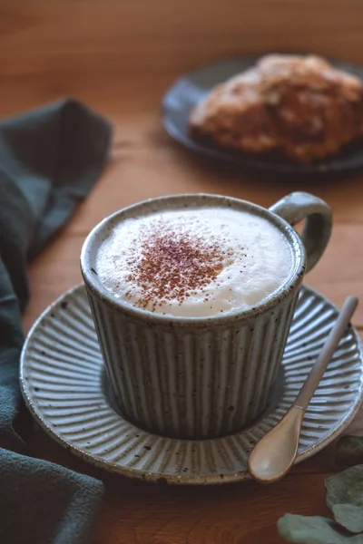 Bögre Cappuccinó Kávéval Croissant Fából Készült Ablakpárkányon Könnyű Ablakból Közeli — Stock Fotó