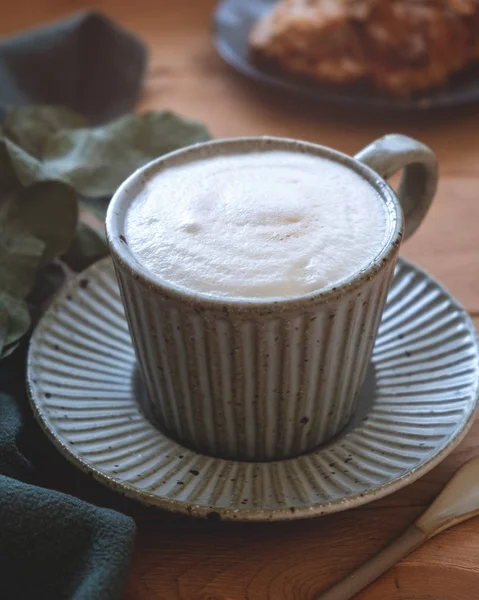 Cappuccino Koffie Mok Schotel Croissant Een Houten Achtergrond — Stockfoto