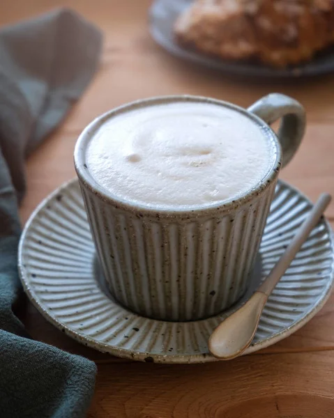 Cappuccino Bögre Kávét Csészealj Croissant Háttérben — Stock Fotó