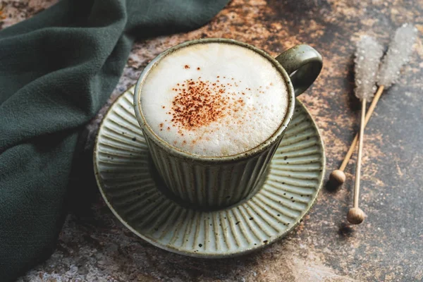 Cappuccino Bögre Kávét Csészealj Közeli Sötét Fotó — Stock Fotó