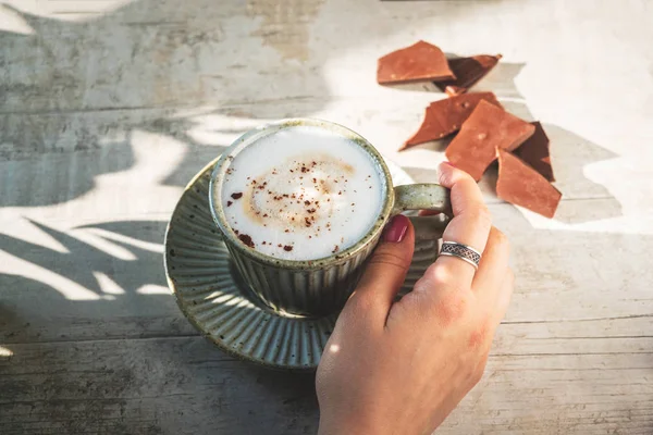 Cangkir Dengan Kopi Cappuccino Dengan Latar Belakang Kayu Putih Dengan — Stok Foto