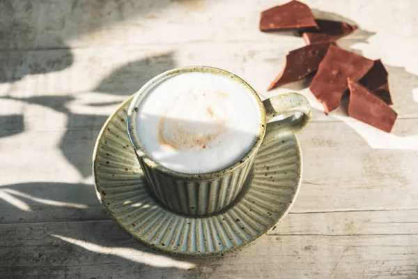 Cangkir Dengan Kopi Cappuccino Pada Latar Belakang Kayu Putih Dengan — Stok Foto
