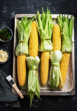 bir fırın tepsisine koçan üzerinde ham mısır, üst görünümü