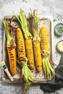 bir fırın tepsisine ızgara mısır, üst görünüm, beyaz arka plan
