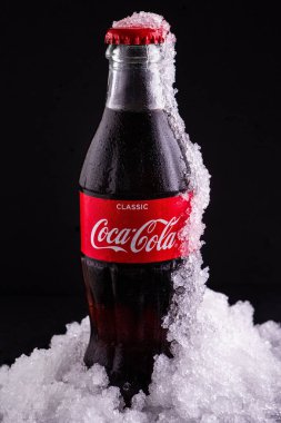 Minsk, Beyaz Rusya-7 Eylül 2019: Karda coca cola içecek cam şişe.