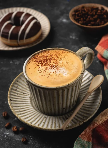Coffee Cup Donut Coffee Grains Dark Background — 스톡 사진