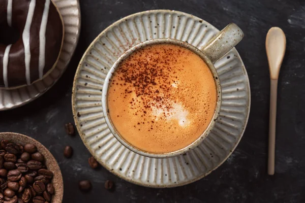 Koffie Een Kopje Met Een Donut Koffiekorrels Bovenaanzicht — Stockfoto