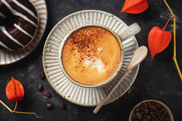 Kopi Dalam Cangkir Dengan Donat Biji Kopi Dan Bunga Physalis — Stok Foto