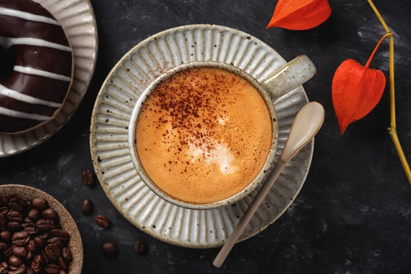 Kahve Fincanda Çörek Kahve Taneleri Bitki Özü — Stok fotoğraf