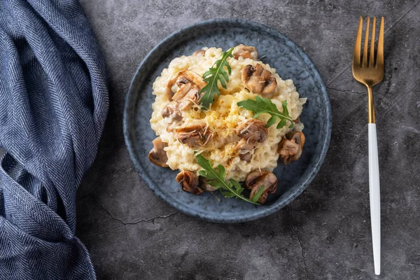 Tabakta mantarlı risotto, yakın plan, boşluğu kopyala