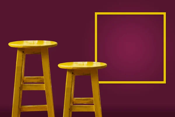 Bar tabure wal üzerinde kırmızı arka plan ve kopya alanı çerçeve ile sarı