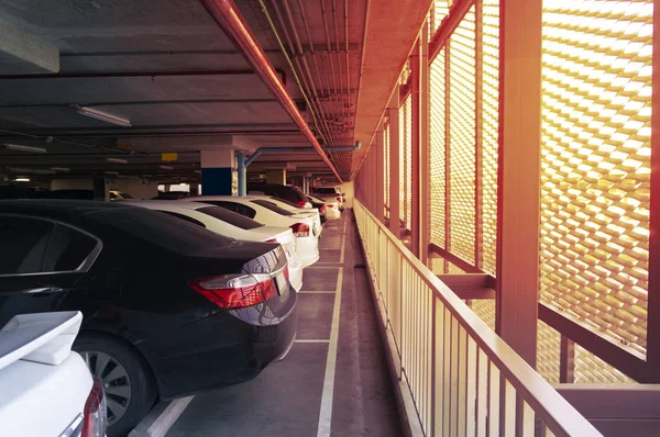 Perspektif görünümü, topluluk alışveriş merkezinde otopark kapalı otopark