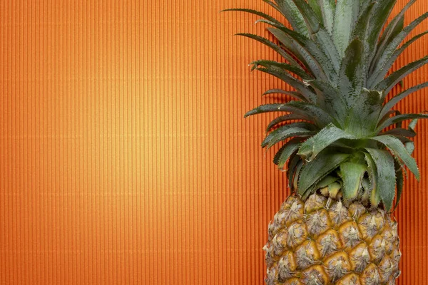 Świeży Ananas Pomarańczowym Tle — Zdjęcie stockowe