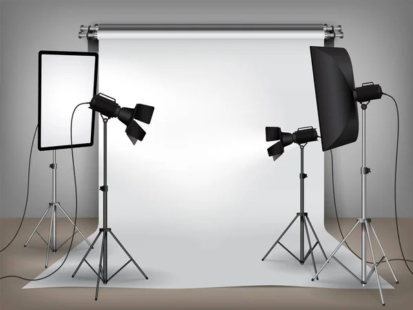 Estúdio de fotografia realista configurado com equipamento de iluminação e fundo branco —  Vetores de Stock