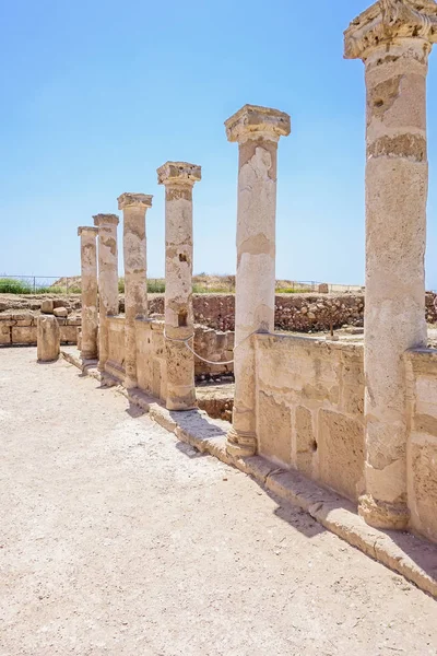 Ruinas del antiguo templo griego, Saranda Kolones. Parque arqueológico en Kato Paphos, Chipre — Foto de Stock