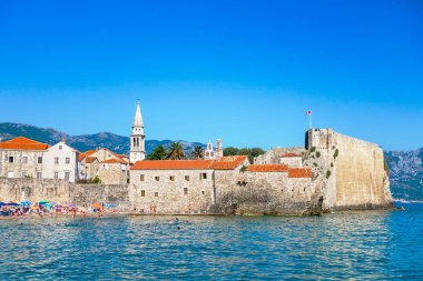 Budva, Karadağ tarihi kent. Panoramik kent ve plaj