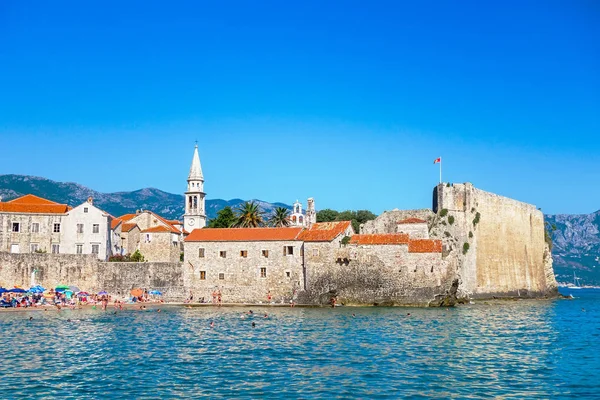 Staré město Budva, Černá Hora. Panoramatický pohled na staré město a pláže — Stock fotografie