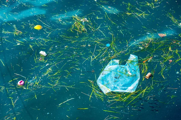 Plastic pollution in ocean — Stock Photo, Image
