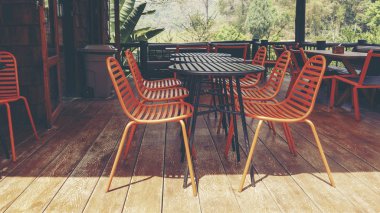 Turuncu Açık Masa ve sandalyeler bistro caf gündüz gevşeme, seyahat, sezon, saat, tatil, gastronomi, retro ses tonuyla kavramı
