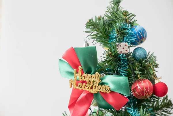 Süslenen Noel Ağacı Üzerinde Beyaz Arka Plan Stüdyo Aile Veren — Stok fotoğraf