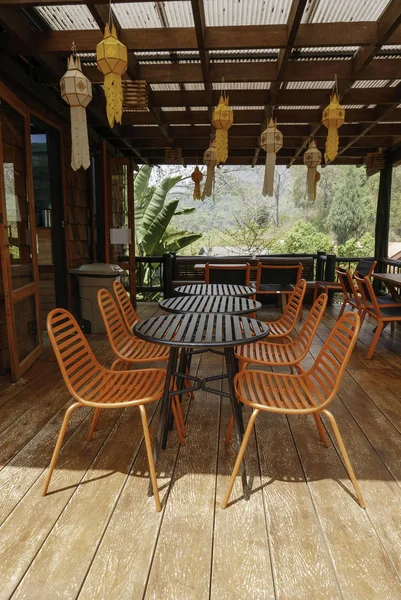 橙色户外桌椅在白天的小酒馆咖啡厅放松 — 图库照片
