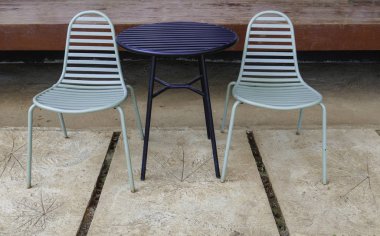 Açık Masa ve sandalyeler bistro caf gevşeme, seyahat, sezon, saat, tatil, turizm, agrotourism kavramı için doğada gündüz